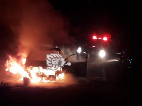 Se incendia automóvil por corto circuito en Acayucan