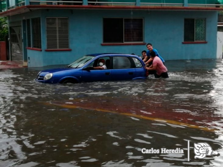 Aguacero inunda en minutos las avenidas de Coatzacoalcos