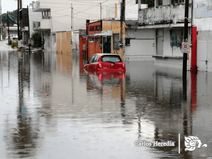 Aguacero inunda en minutos las avenidas de Coatzacoalcos