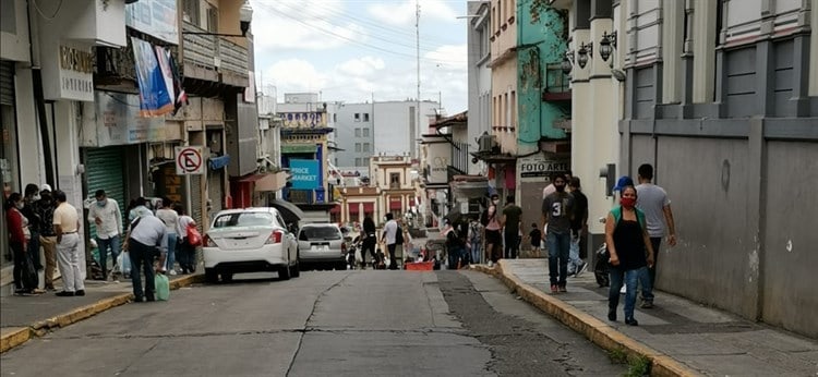 Pese a filtros en Xalapa, veracruzanos atiborran calles