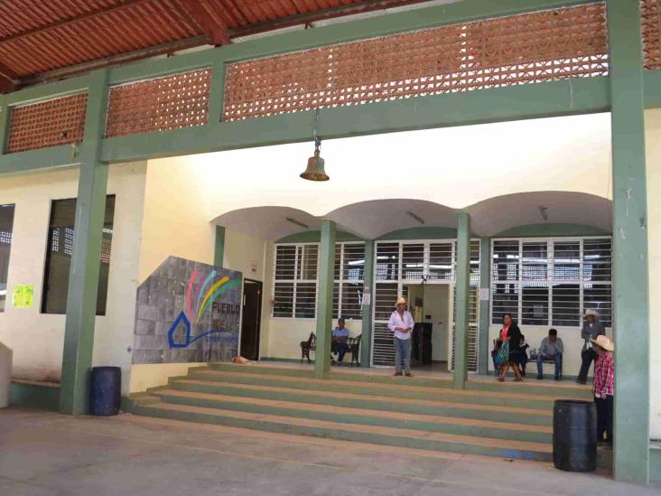 Transportistas exigen pago de servicios a ayuntamiento de Mixtla de Altamirano