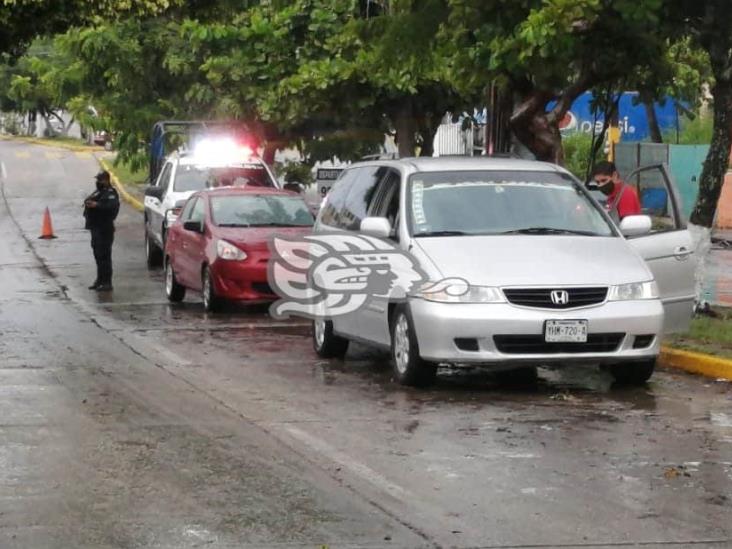 Se van al agua 7 vehículos tras fuerte lluvia en Coatzacoalcos