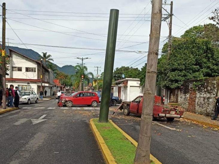 Cierran calle por choque en Orizaba; reportan daños materiales