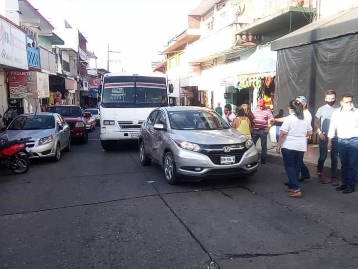 Caos vial en el centro de Acayucan por un par de choques