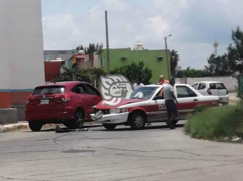 Camioneta choca contra taxi al poniente de Coatzacoalcos