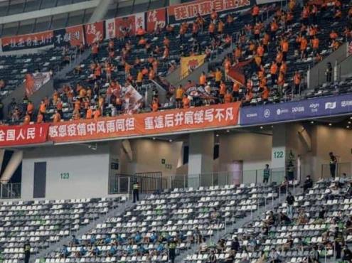 Aficionados en Wuhan asisten a su primer partido tras pandemia