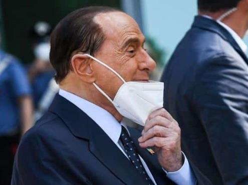 Berlusconi sale del hospital tras riesgosa batalla contra el Covid-19