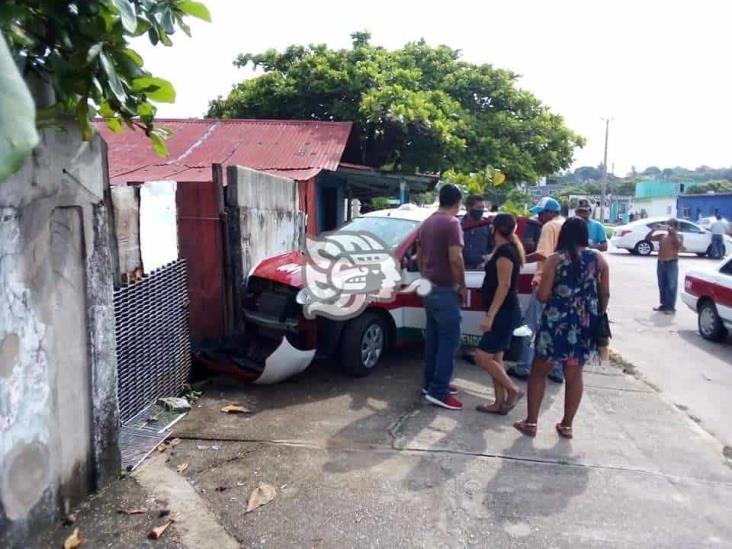 Estrellan taxi contra una barda en Villa Allende; dos lesionados