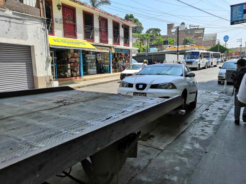 Automovilistas en Tuxpan son sancionados con operativo grúa