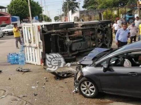 Camioneta quedó volcada en avenida de Minatitlán