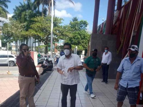 Autoridades de Poza Rica atienden a obreros inconformes