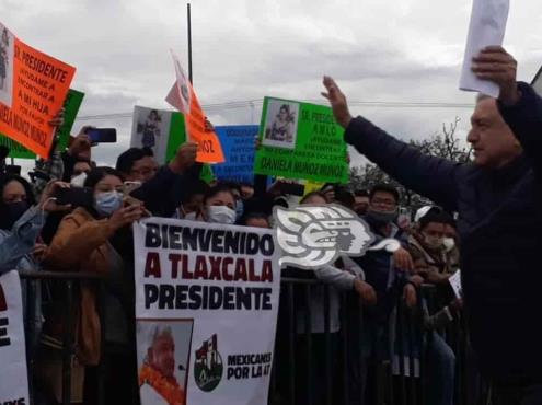 Promete AMLO cumplir peticiones de grupos en Tlaxcala