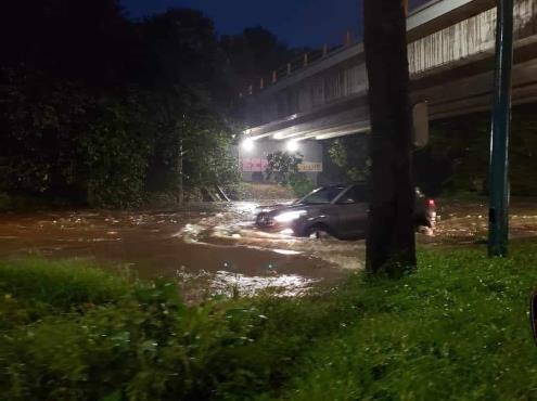 Intensa lluvia deja avenidas de Xalapa bajo el agua