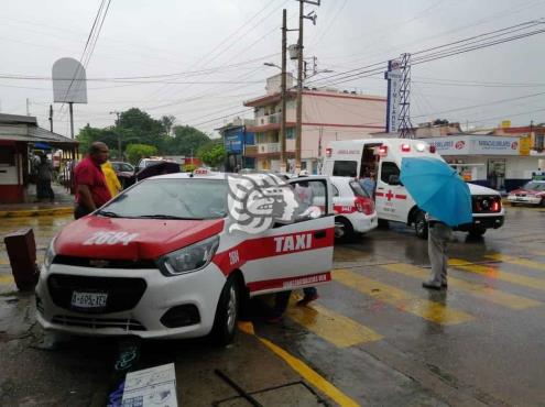 Dos taxis chocaron en la colonia Benito Juárez Norte 
