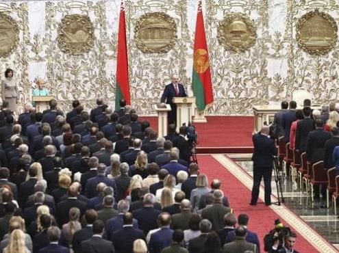 Lukashenko jura en secreto para su sexto mandato en medio de protestas