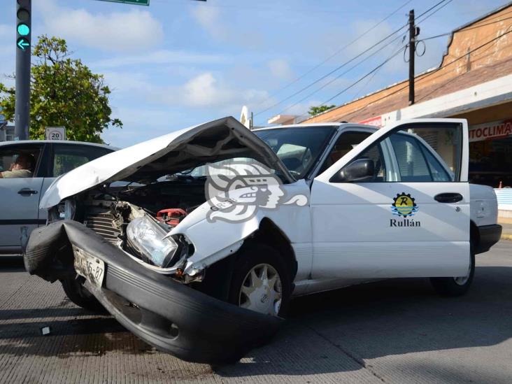 Choque entre dos vehículos; deja solo daños materiales en Veracruz