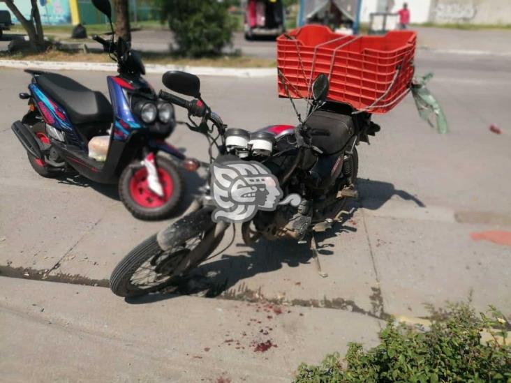 Impacta vehículo a motociclista en calles de Medellín de Bravo