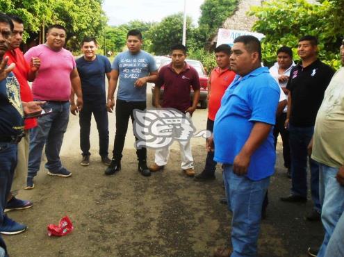 Anuncian protesta de taxistas por abandono de caminos de Mecayapan
