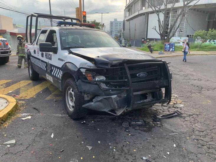 Patrulla de SSP intenta ganar el paso y colisiona con camioneta en Veracruz