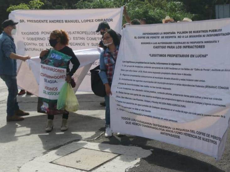 Habitantes de Coatepec y comunidad LGBT protestan en visita de AMLO