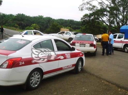Taxistas serranos ponen reten para evitar les quiten el pasaje en Mecayapan