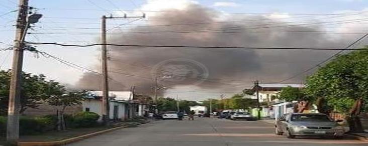 Alarma en Minatitlán por incendio cerca de ductos de Pemex