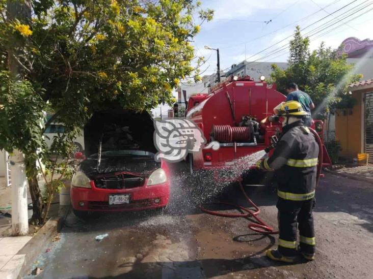 En Veracruz, se registra conato de incendio en automóvil estacionado