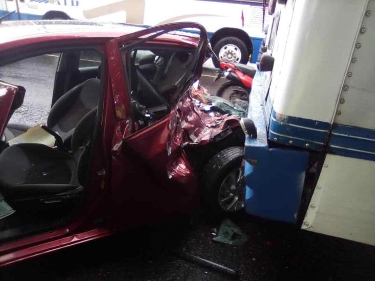 Se registra accidente entre autobús y vehículo en Xalapa; deja dos personas heridas