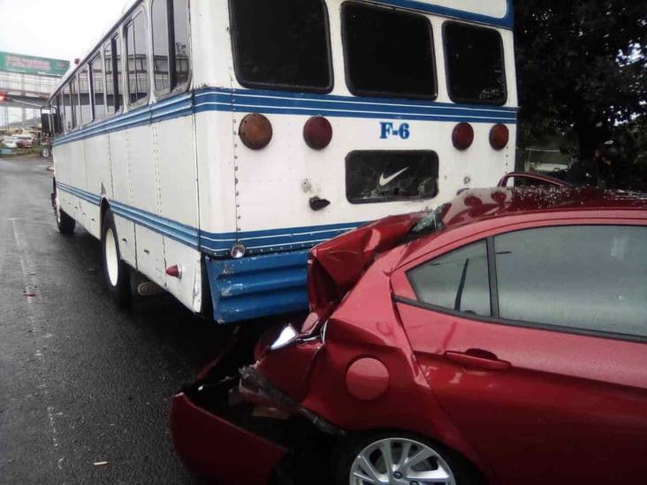 Se registra accidente entre autobús y vehículo en Xalapa; deja dos personas heridas