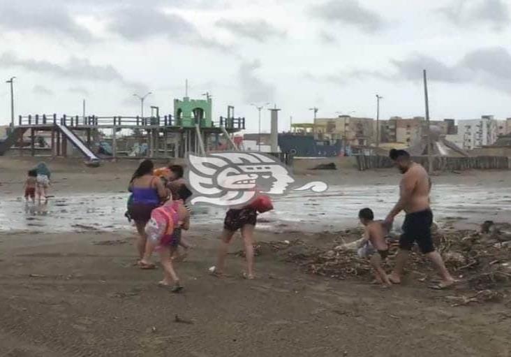 Familia poblana pretendía meterse a la playa de Coatzacoalcos en pleno norte