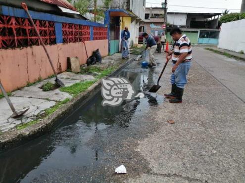 Desazolvan drenajes para evitar inundación de calles en Nanchital
