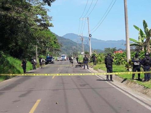 En Chocamán, muere motociclista en robo a Servidores de la Nación