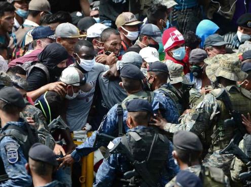 Miles de hondureños entran en estampida a Guatemala