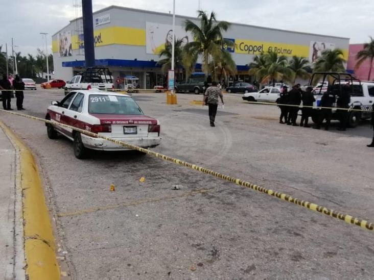 Atacan a balazos al conductor del taxi 2911 en Coatzacoalcos