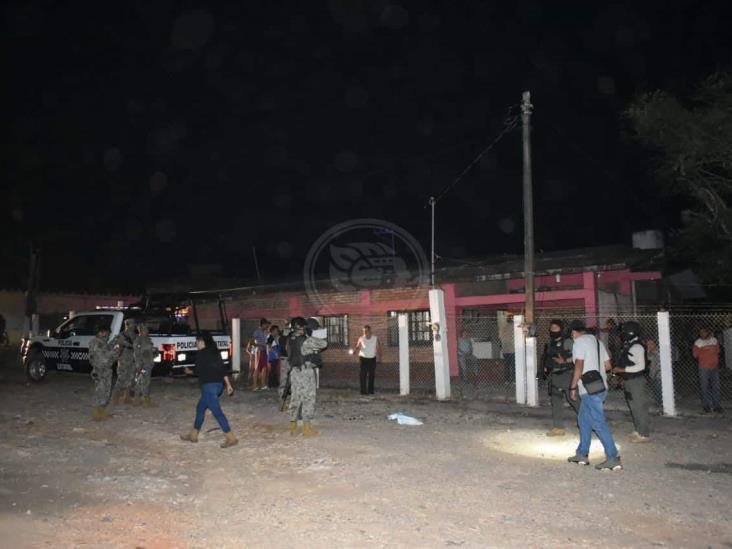 Hieren de bala a profesor y a su hijo en vivienda de Acayucan 
