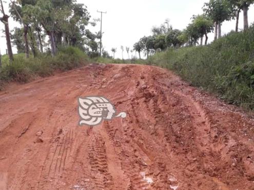 Empeoran caminos rurales con las lluvias en Minatitlán