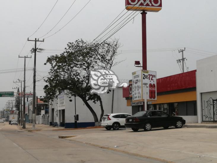 Trío de hampones consuman asalto a Oxxo en Coatzacoalcos