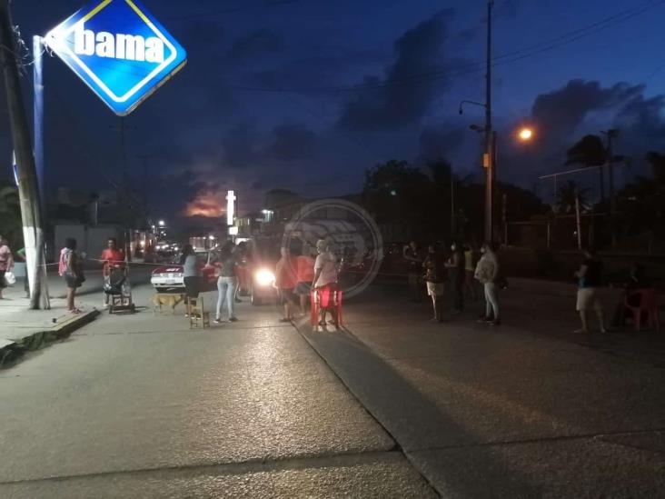 Por falta de energía eléctrica, vecinos bloquean vialidades en Coatza