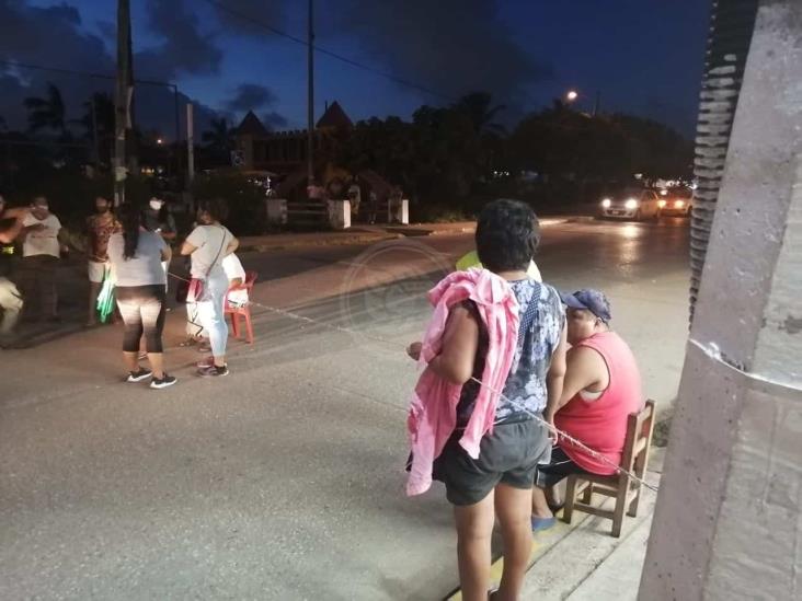 Por falta de energía eléctrica, vecinos bloquean vialidades en Coatza