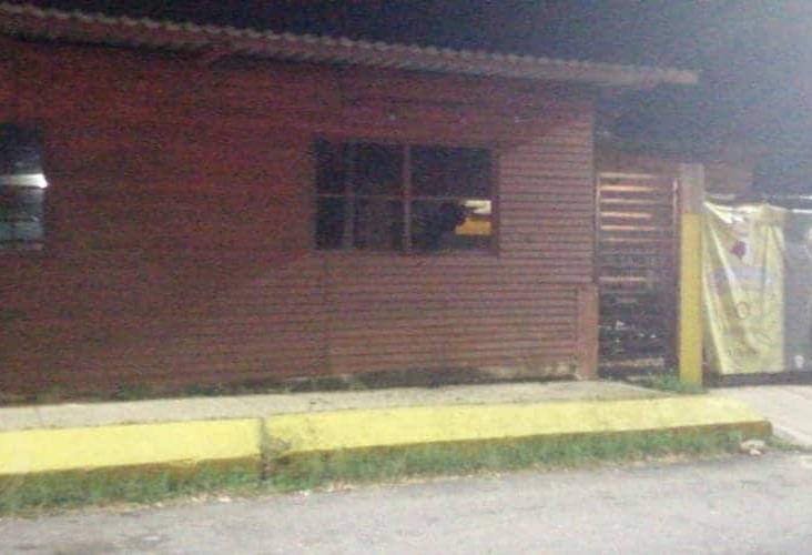 Lanzan bomba molotov y se incendia restaurante en Coatzacoalcos