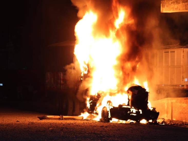Se incendia tracto camión en Martínez de la Torre