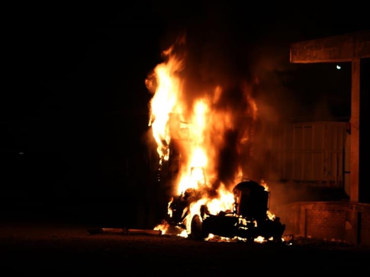 Se incendia tracto camión en Martínez de la Torre