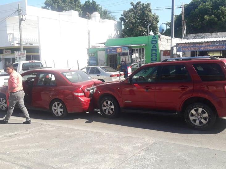 Se registra carambola de 4 autos en Veracruz