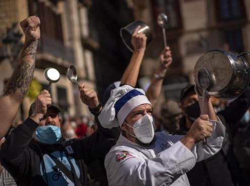 Cocineros y meseros protestan en Barcelona contra cierre de bares