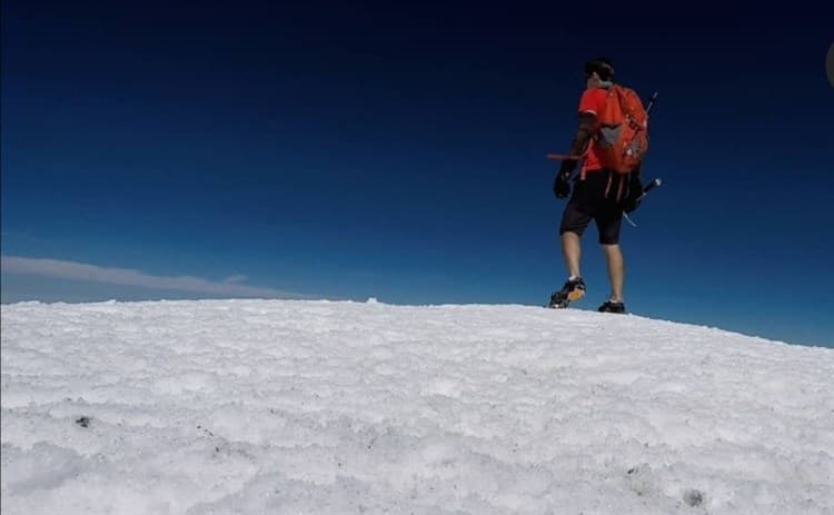 En el Pico de Orizaba, joven de NL hace de la montaña su maestra