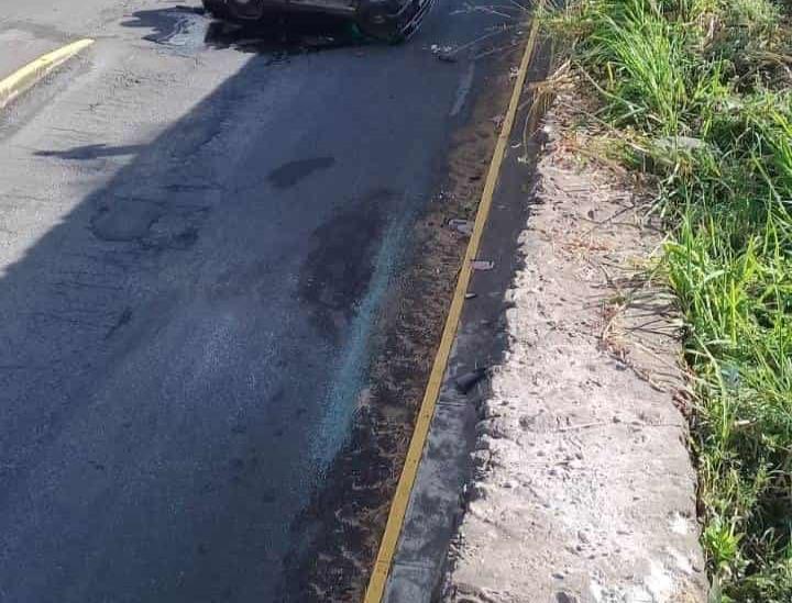 Vuelca camioneta en carretera Coatepec-Las Trancas