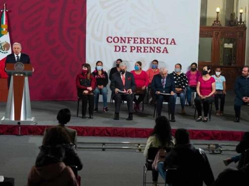 Reciben escuelas de Veracruz premios de la ‘rifa’ del avión