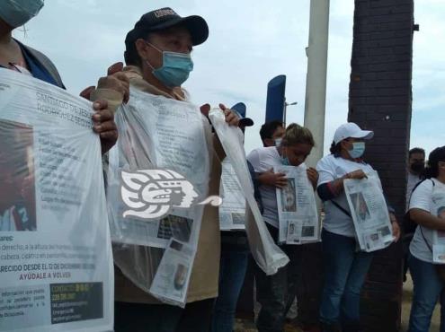 Con lonas, piden ayuda para hallar a personas desaparecidas en Coatza
