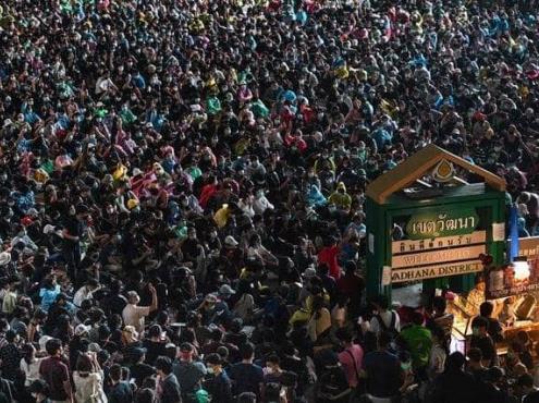 Pese a prohibición, marchan miles en Tailandia contra el gobierno