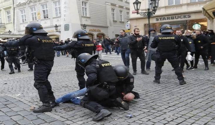 Violenta protesta en Praga por nuevas restricciones anti Covid